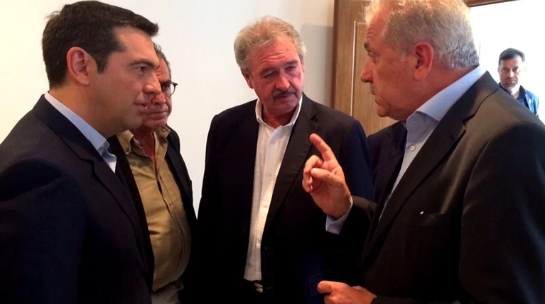 Η τυχαία συνάντηση Τσίπρα - Αβραμόπουλου στο αεροδρόμιο