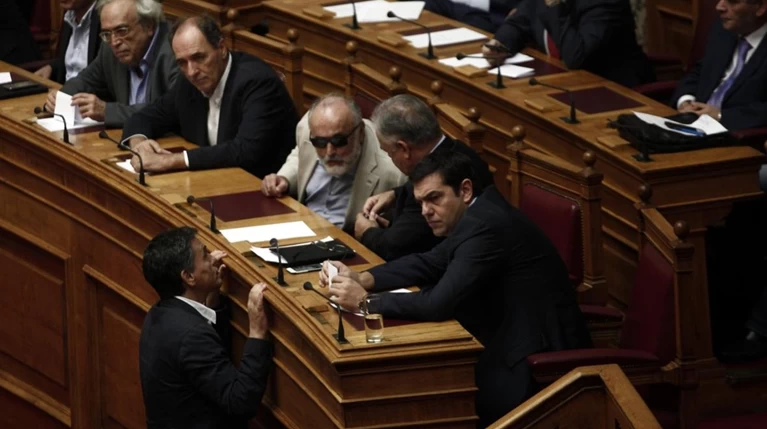Η κυβέρνηση ψήφισε μόνη τα μέτρα, πυρ η αντιπολίτευση