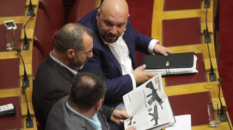 Και οι Χρυσαυγίτες, το...χαβά τους: Χαζεύουν όπλα