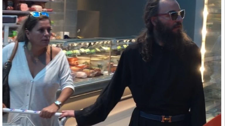 Ο... τρέντι παπάς από τη Μύκονο με τα Hermes και τα Gucci που έγινε viral