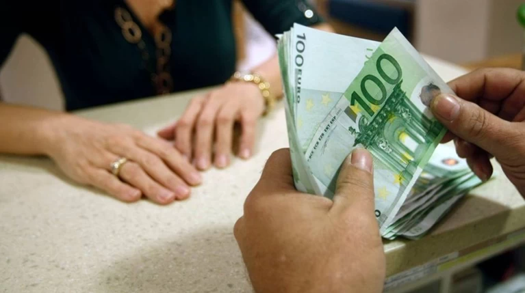 Νέο χαράτσι σε επαγγελματίες και μισθωτούς για το ασφαλιστικό