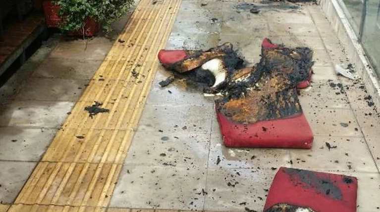60χρονος προσπαθεί να αυτοπυρποληθεί επειδή του επέβαλαν πρόστιμο video