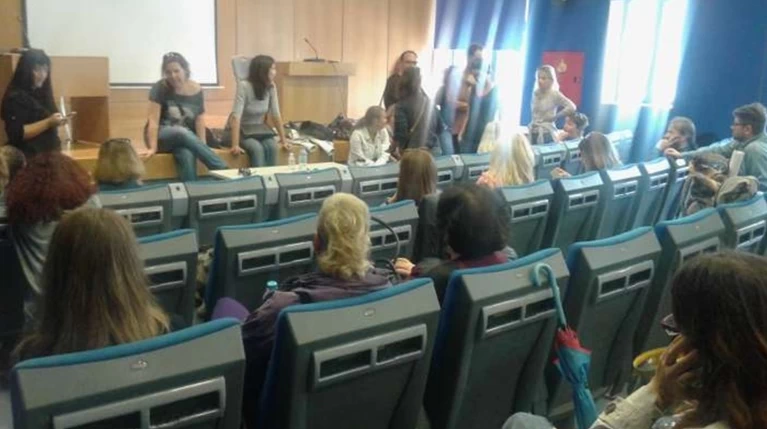 «Εισβολή» αναπληρωτών καθηγητών στο υπουργείο Παιδείας, αρνούνται να φύγουν