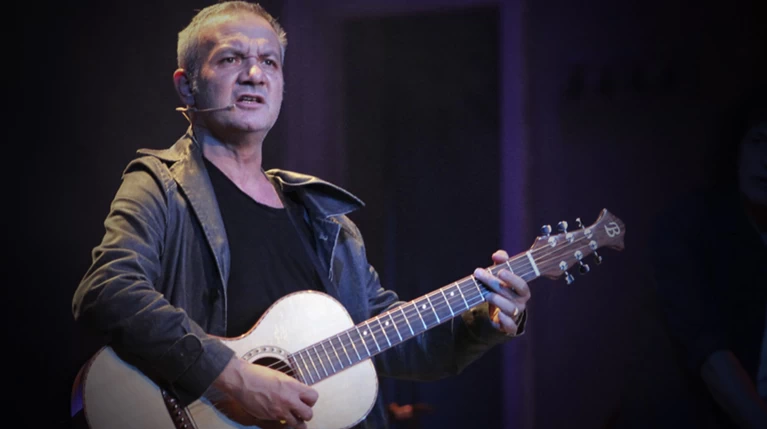 Ο Χρήστος Θηβαίος προκαλεί ξανά, μετά τον σάλο με δημοσιογράφο