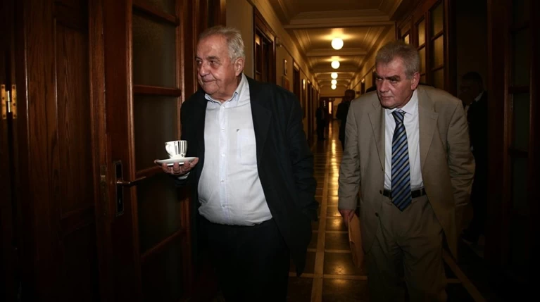 Ο Φλαμπουράρης με τον καφέ στο χέρι και στο υπουργικό