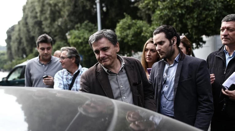 Στο κόκκινο για... κόκκινα δάνεια και πλειστηριασμούς