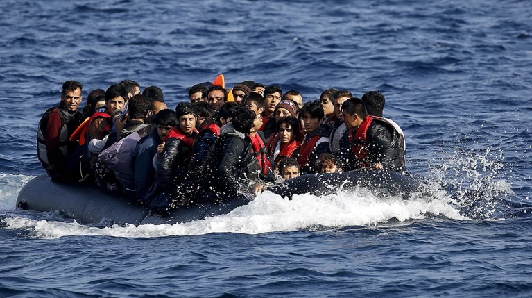 Ενοπλοι μασκοφόροι επιτίθενται σε βάρκες προσφύγων στο Αιγαίο