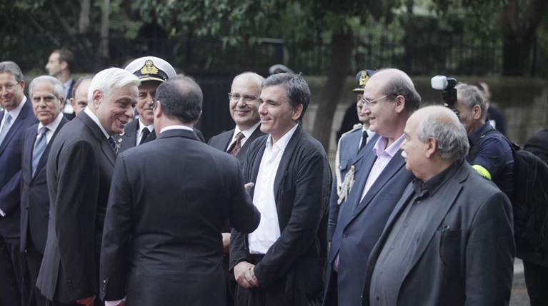 Τον Τσακαλώτο «ξεχώρισε» ο Ολάντ έξω από το προεδρικό
