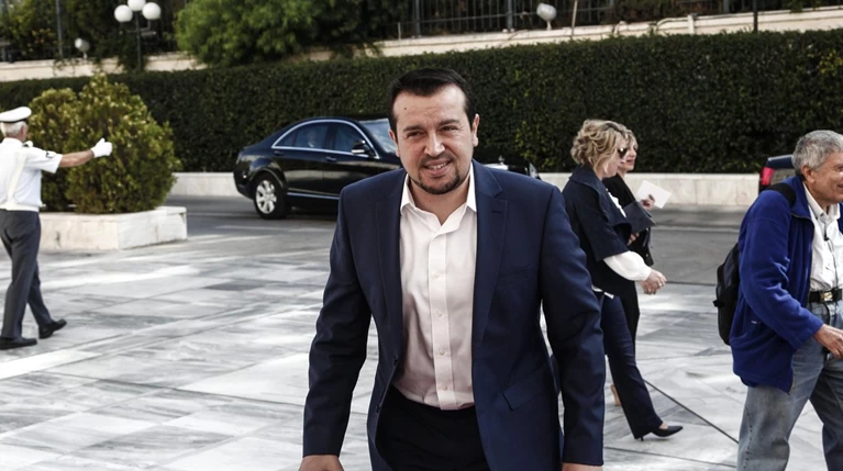 Αυλαία με μετωπική σύγκρουση στη Βουλή για τις τηλεοπτικές άδειες