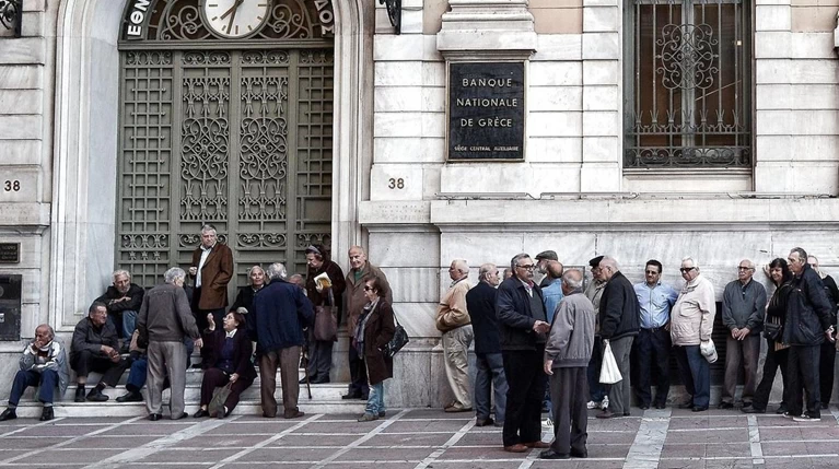 Μείωση εισοδημάτων ακόμη και πριν τα capital controls