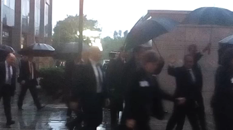 Η βροχερή επίσκεψη του Ολάντ στο Μαρούσι