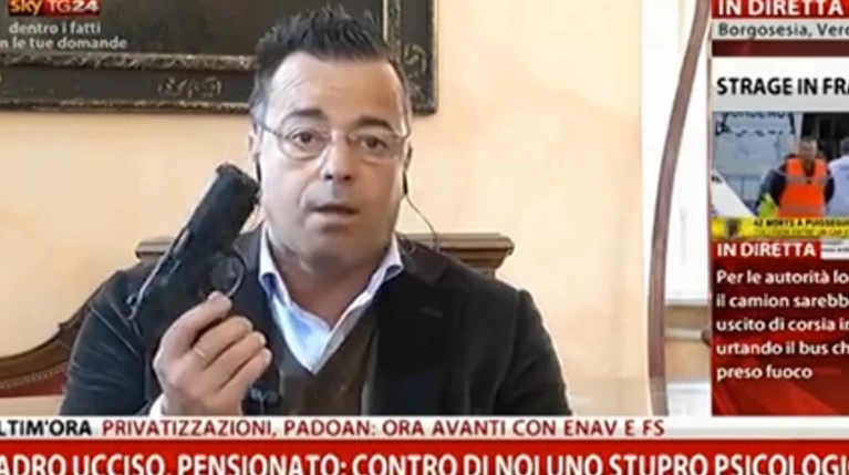 Ακροδεξιός ευρωβουλευτής έβγαλε όπλο σε δελτίο ειδήσεων!