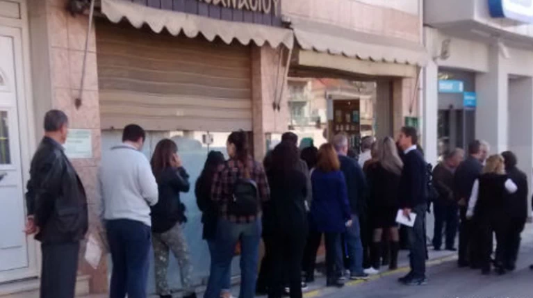 Μεγάλες ουρές στα φαρμακεία φέρνει το «λουκέτο» διαρκείας