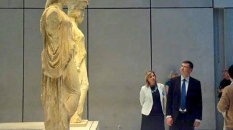 Ο Ντομπρόβσκις πήγε στο Μουσείο και διαφημίζει τις Καρυάτιδες στο twitter