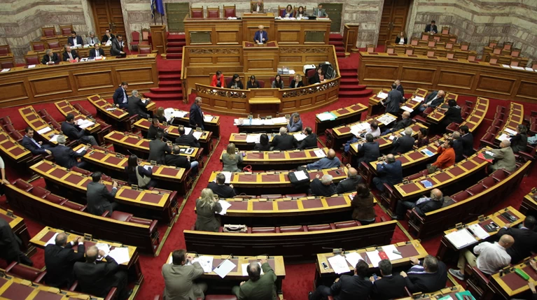 Κόντρα στη Βουλή για τα fast-track νομοσχέδια