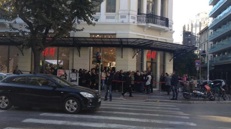 Ατελείωτες ουρές έξω από γνωστή αλυσίδα σε Αθήνα και Θεσ/νίκη για ένα ρούχο