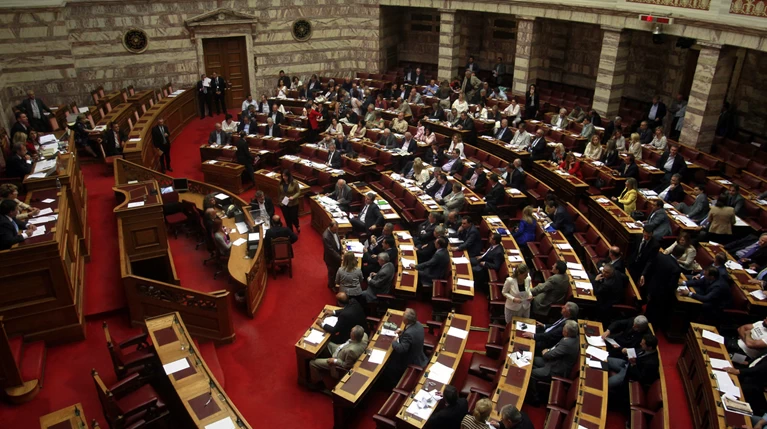 Αγριος καυγάς ΝΔ-ΣΥΡΙΖΑ για τα έκτροπα της Χρυσής Αυγής