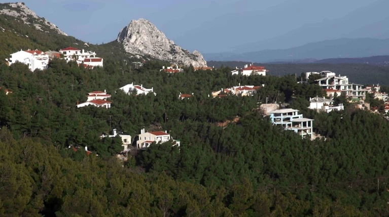 Αποσύρεται η τροπολογία που ανέστειλε τις κατεδαφίσεις αυθαιρέτων
