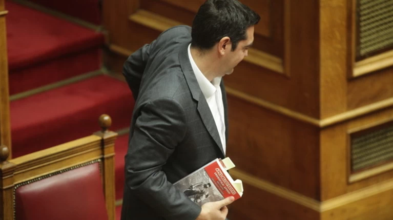 Ο Τσίπρας διάβαζε για τον Άρη Βελουχιώτη στη Βουλή