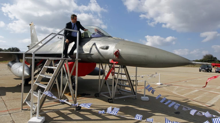 O Kυριάκος Μητσοτάκης με κοστούμι σε F16 θυμάται πως ήταν το 1991!