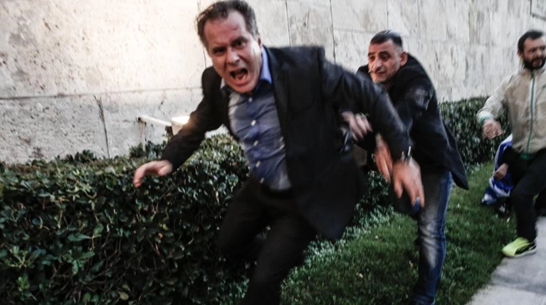 Ο Κουμουτσάκος απηύδησε & αφιέρωσε στην κυβέρνηση... U2
