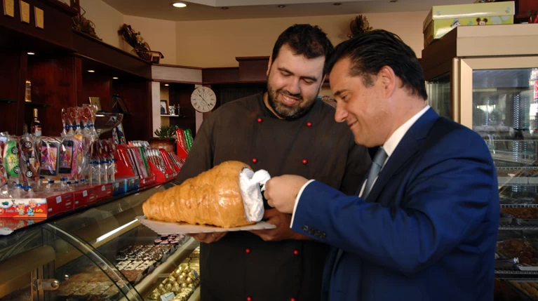 Ο Άδωνις και το γιγάντιο τρικαλινό κορνέ