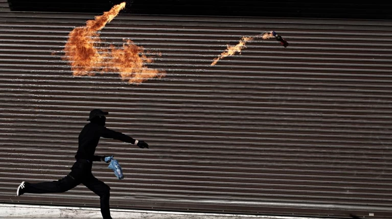 Η «μάχη της μολότοφ» μεταξύ αναρχικών και ΜΑΤ ( φωτό)