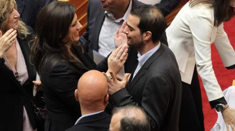 Η Ζωή ζητά από τον Σακελλαρίδη να καταψηφίσει τα μέτρα & να μην παραιτηθεί