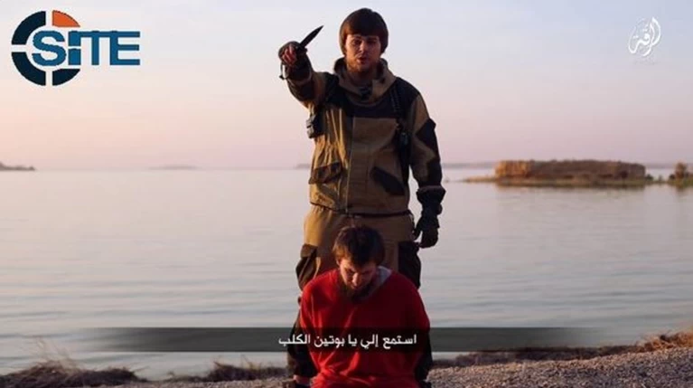 Ο ISIS απαντά στη Μόσχα με νέο βίντεο φρίκης: αποκεφαλισμός Ρώσου