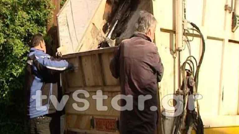Δήμαρχος μαζεύει μόνος του τα σκουπίδια! (video)