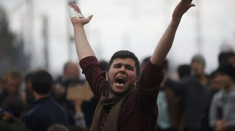 Χάος στον Πειραιά, λεηλασίες και μπλόκα στην Ειδομένη
