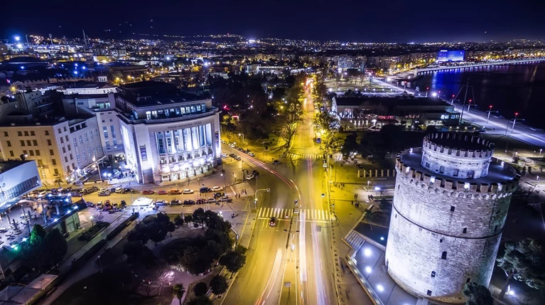 Η «νύφη» του Θερμαϊκού... φωτογραφήθηκε νύχτα