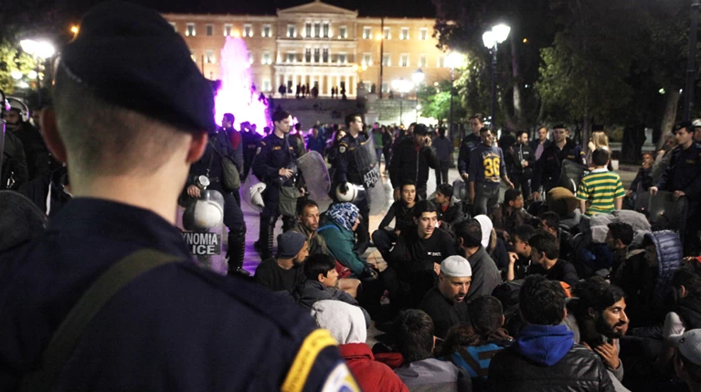 Πρόσφυγες προσπάθησαν να στήσουν σκηνές στη Βουλή