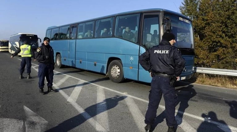 Δεν κατεβαίνουν από τα λεωφορεία οι πρόσφυγες στον Κατσικά Ιωαννίνων