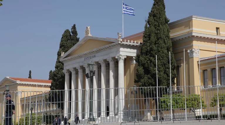 Επέστρεψαν... τα κάγκελα στο Ζάππειο για τη συμφωνία με την Cosco