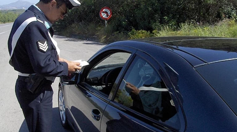 Νεαρός Βολιώτης πλήρωσε κλήση 200 € με μονόλεπτα και δίλεπτα