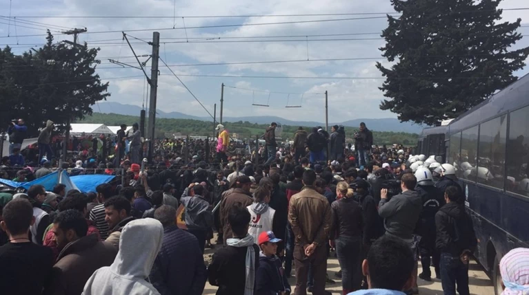 Νέα ένταση στα σύνορα - Εσπρωξαν βαγόνι προς τα ΜΑΤ