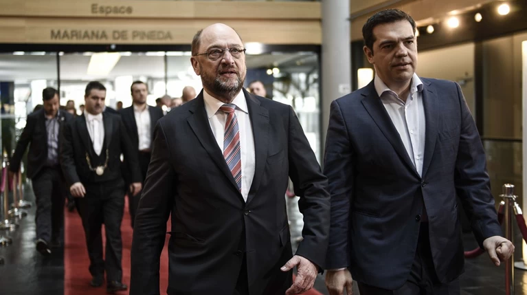 Τσίπρας σε Σουλτς: Υπόθεση της κυβέρνησης η κατανομή των βαρών