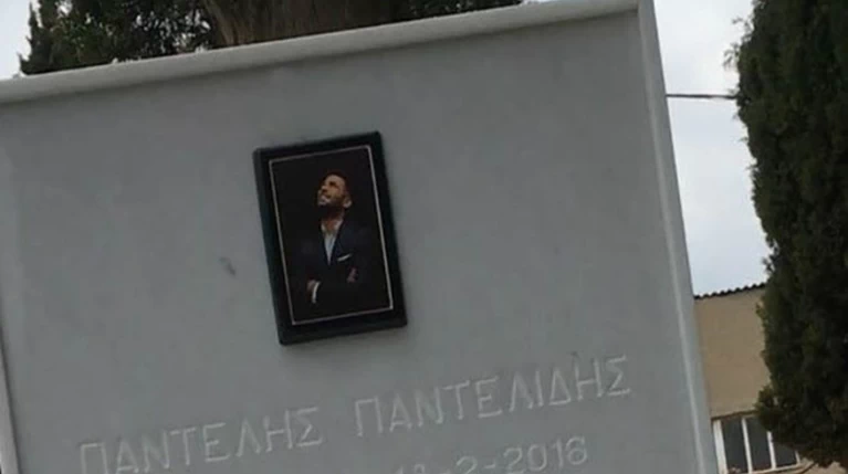 Βεβήλωσαν τον τάφο του Παντελίδη, πήραν και τα λουλούδια!