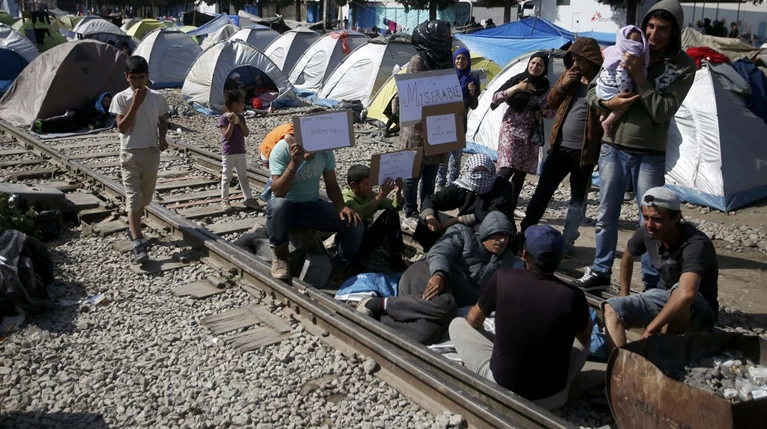 Ξαναστήνουν σκηνές πάνω στις γραμμές του τρένου στην Ειδομένη