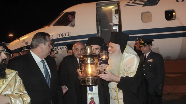 Συνοδεία υπουργικού κλιμακίου το Άγιο Φως στην Αθήνα