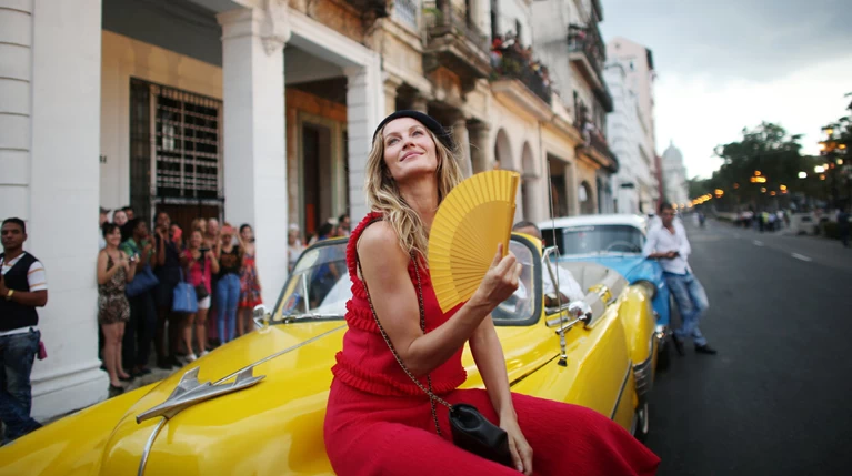 Η Ζιζέλ στα catwalk της Αβάνας. Iστορική επίδειξη της Chanel