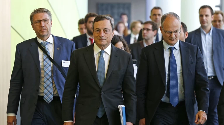 Τι αποφασίζει ο Ντράγκι για τα ελληνικά ομόλογα