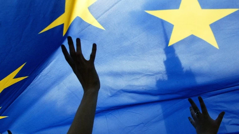 Γκρεμίζεται η εμπιστοσύνη των πολιτών στην Ε.Ε.