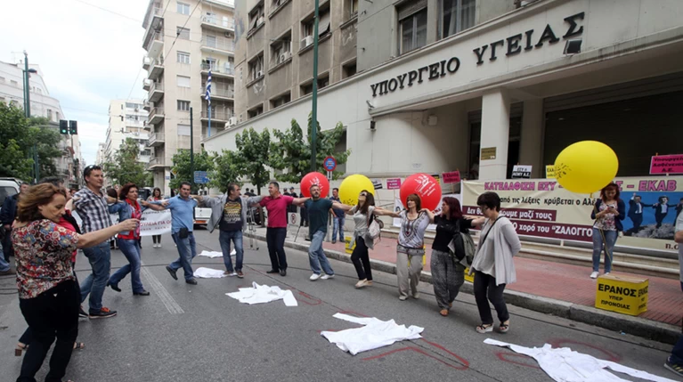 Με χορούς και μαντινάδες διαμαρτύρονται έξω από το υπουργείο Παιδείας