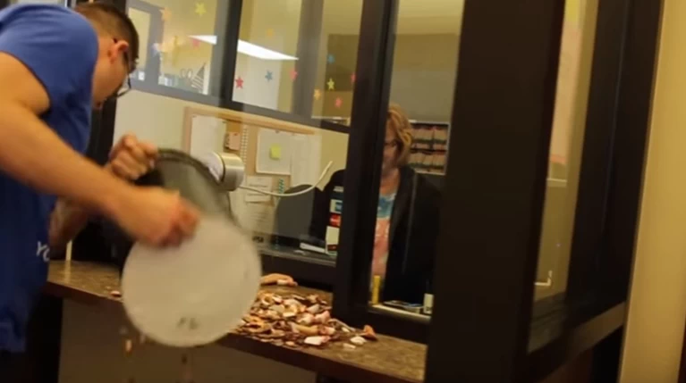 Πλήρωσε πρόστιμο με 22.000 κέρματα-video