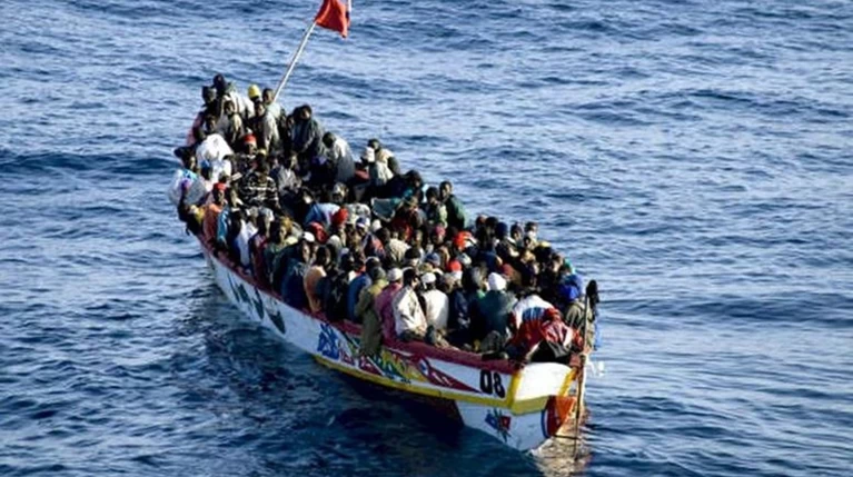 Προς Ιταλία πλέει το σκάφος με τους 200 πρόσφυγες ανοιχτά της Γαύδου