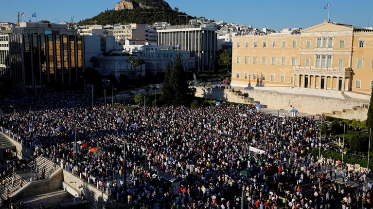 Πλήθος κόσμου στο Σύνταγμα και τη Θεσσαλονίκη για το «Παραιτηθείτε»