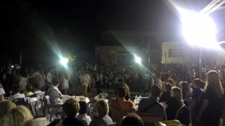 Μπούκαρε με μηχανή σε σχολική γιορτή, τραυμάτισε 5χρονο