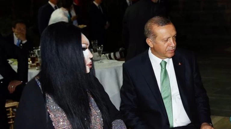 Αμφιλεγόμενη επιλογή Ερντογάν να φάει με τρανς σε εστιατόριο
